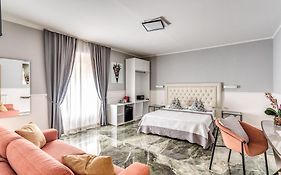 Spanish Step Dream Suites & Cozy Casa